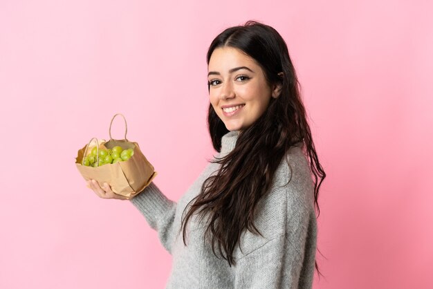 Joven, mujer caucásica, tenencia, un, uvas, aislado