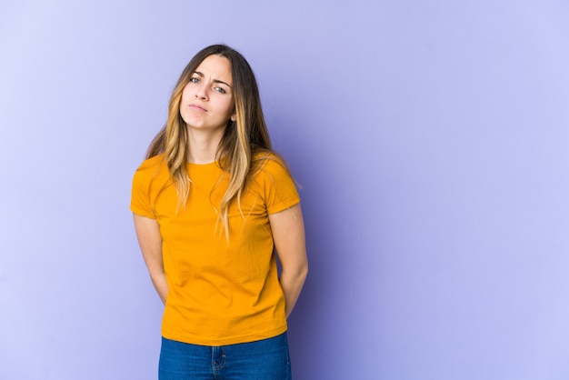 Joven mujer caucásica triste, cara seria, sintiéndose miserable y disgustada.