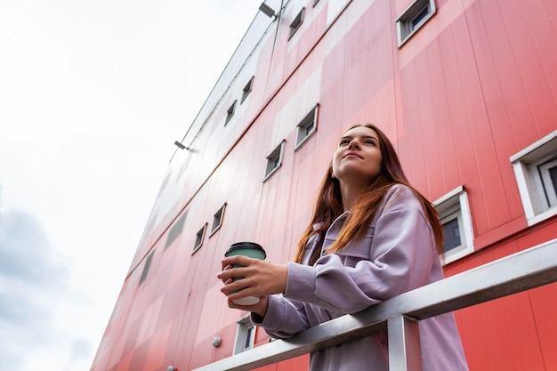 Joven mujer caucásica con vaso de café