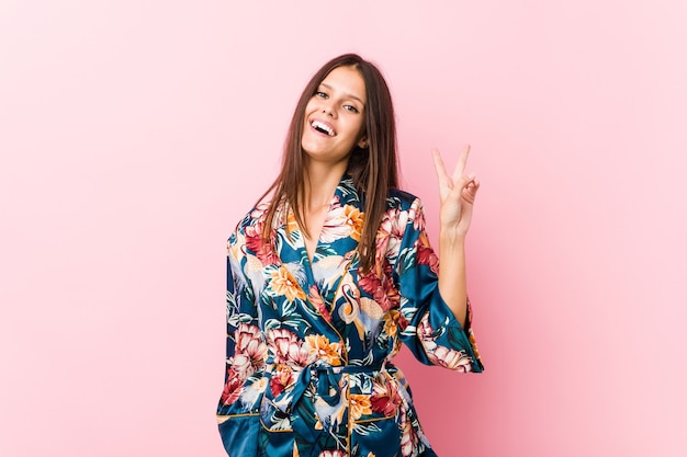 Joven mujer caucásica vistiendo un pijama kimono