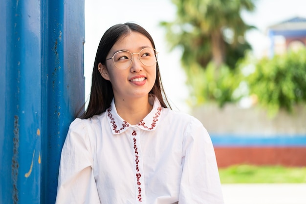 joven, mujer china, en, aire libre, retrato