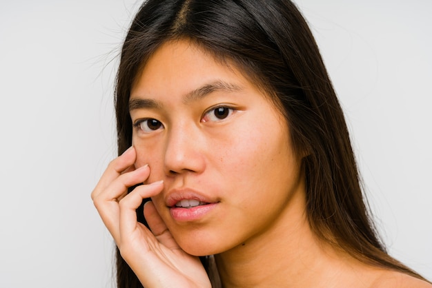 Joven mujer china cara cerca aislado