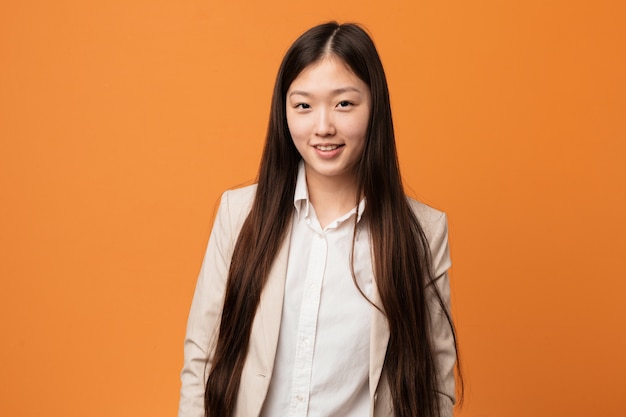 Joven mujer china de negocios feliz, sonriente y alegre.