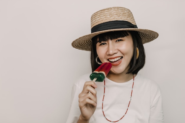 Joven mujer comiendo helado, ella es muy feliz