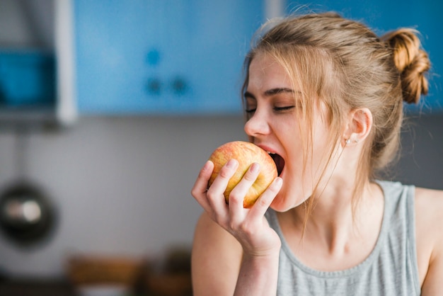 Foto joven mujer comiendo manzana