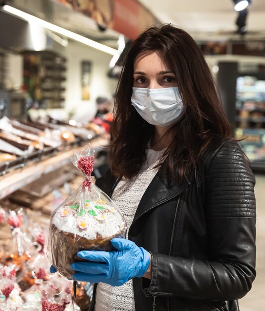 Joven mujer compra pan de Pascua