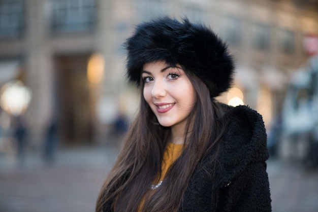 Joven mujer de compras en una ciudad