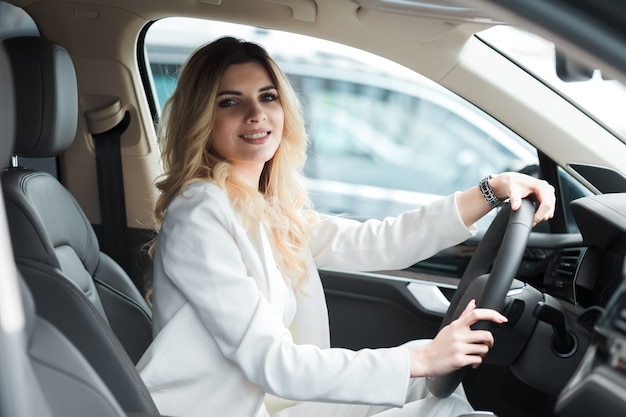 Joven mujer conduciendo un coche.