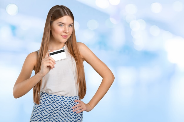 Foto joven mujer cool con tarjeta de crédito