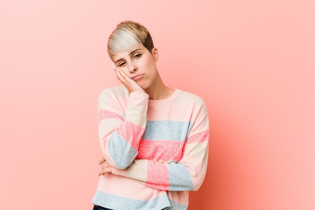 Joven mujer curvilínea natural que está aburrida, fatigada y necesita un día de relax.