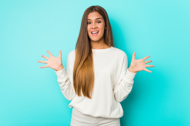 Joven mujer delgada celebrando una victoria