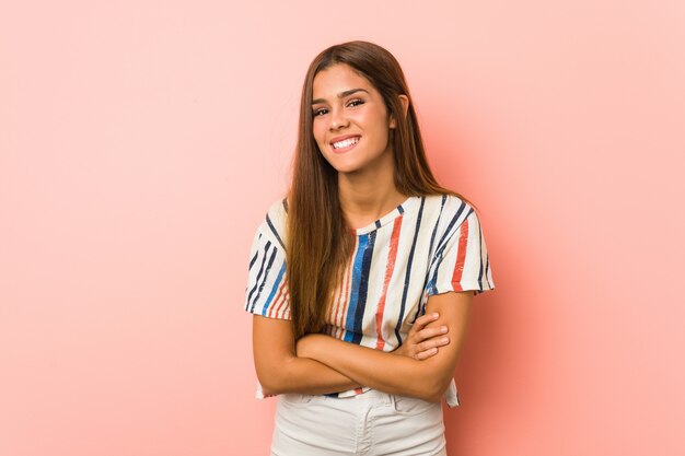 Foto joven mujer delgada riendo y divirtiéndose.