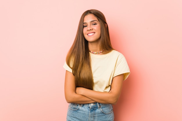 Joven mujer delgada riendo y divirtiéndose.