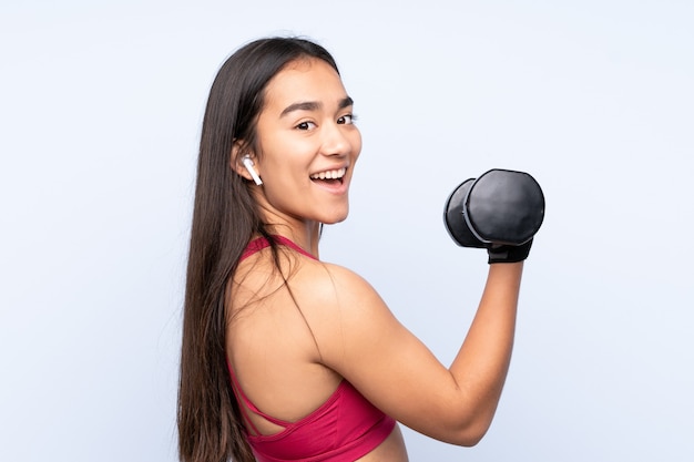 Joven mujer deporte indio azul haciendo levantamiento de pesas