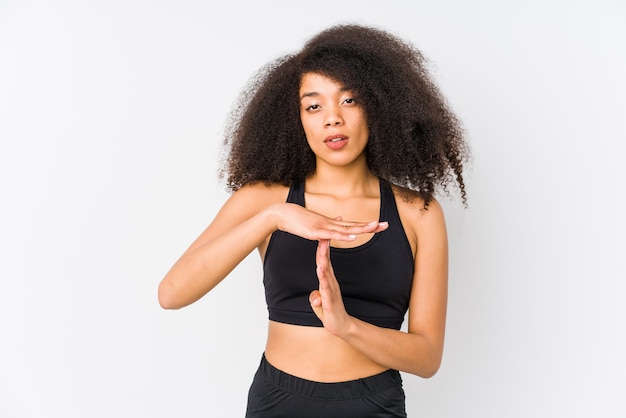 Joven mujer deportiva afroamericana mostrando un gesto de tiempo de espera.