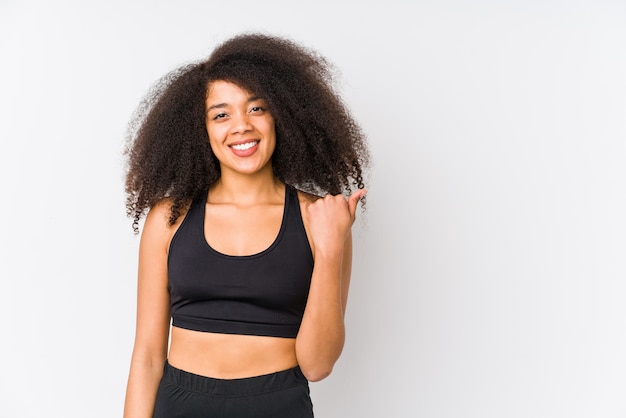 Joven mujer deportiva afroamericana sonriendo y levantando el pulgar hacia arriba