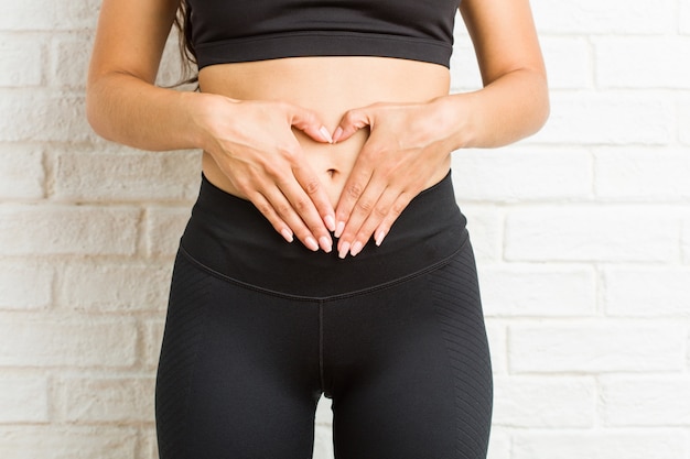 Joven mujer deportiva árabe posando