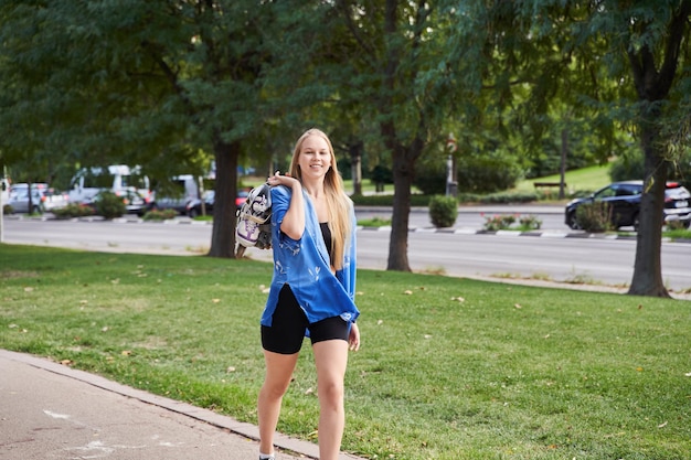 Joven mujer deportiva caucásica caminando con patines de línea lista para practicar patinaje