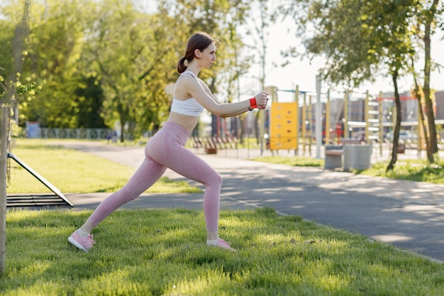 Foto joven mujer deportiva haciendo deporte al aire libre en el parque