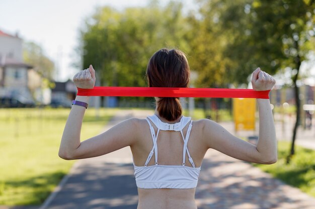 Foto joven mujer deportiva haciendo deporte al aire libre en el parque