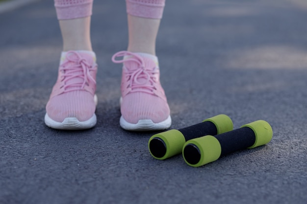 Joven mujer deportiva haciendo ejercicios de fitness deportes al aire libre