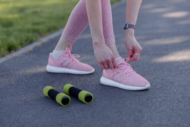 Foto joven mujer deportiva haciendo ejercicios de fitness deportes al aire libre