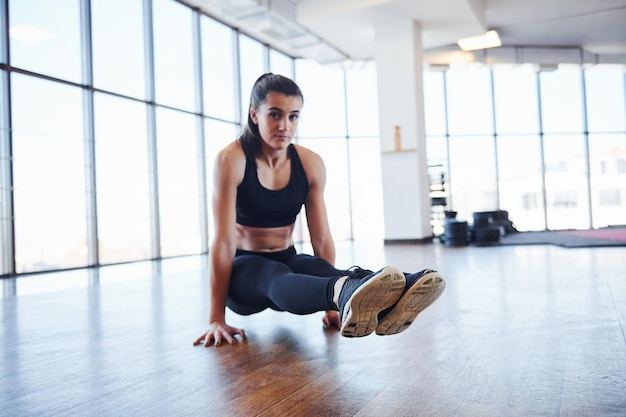 Joven mujer deportiva en ropa deportiva haciendo fitness en el gimnasio.