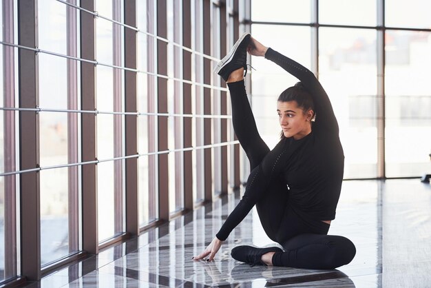 Joven mujer deportiva en ropa deportiva haciendo fitness en el gimnasio.