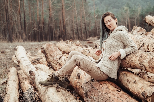 Joven mujer descansando en el bosque