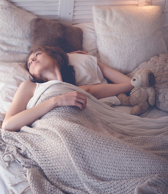 Joven mujer durmiendo en la cama