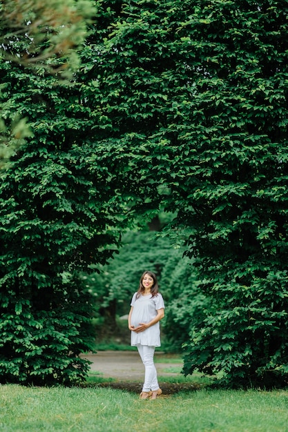 Foto joven mujer embarazada feliz relajarse y disfrutar de la vida en la naturaleza