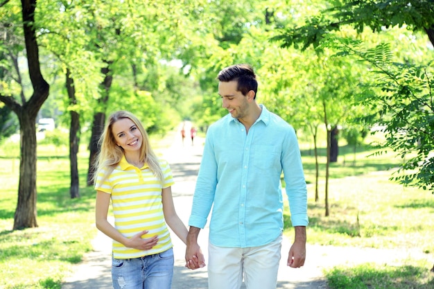 joven, mujer embarazada, con, marido, en el parque