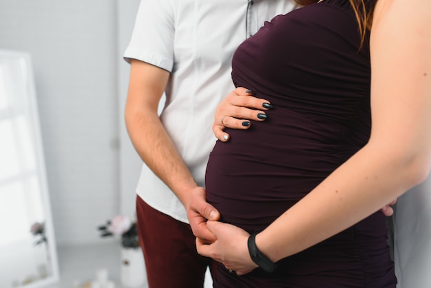 Joven, mujer embarazada, con, marido, posar