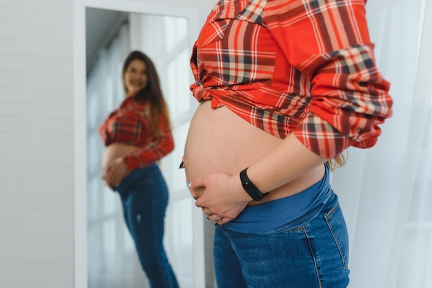 Joven, mujer embarazada, posar