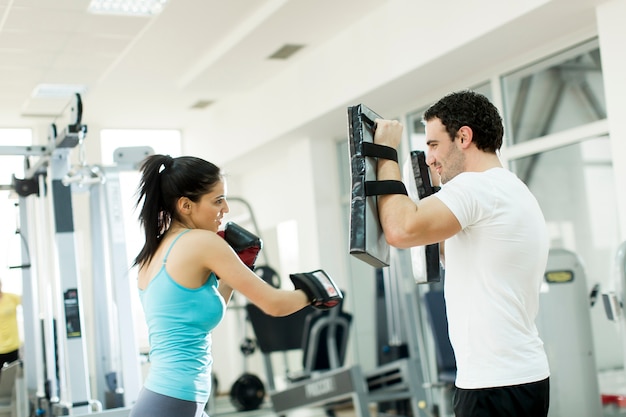 Foto joven mujer entrenando en el gimnasio