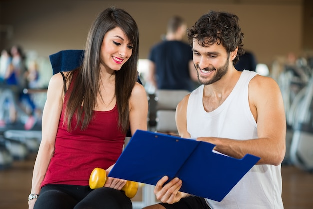 Joven mujer entrenando en un gimnasio