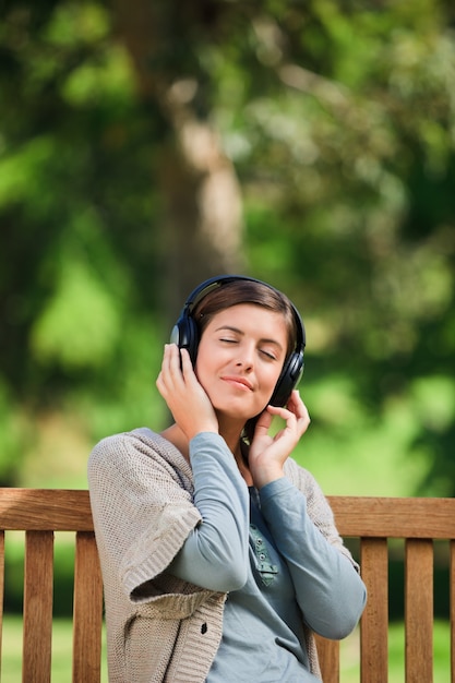 Joven mujer escuchando algo de música