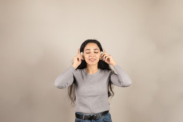 Joven mujer escuchando música con auriculares