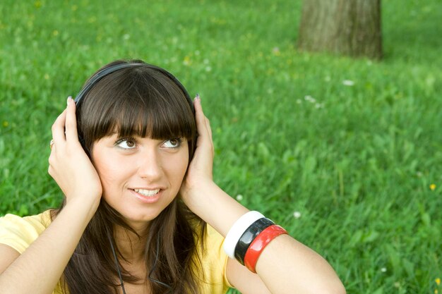 Joven mujer escuchando música