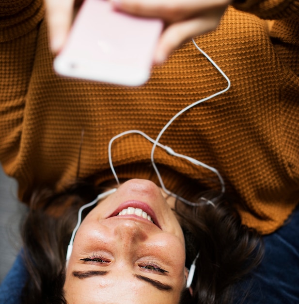 Joven mujer escuchando música