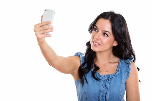 Joven mujer española feliz sonriendo mientras toma selfie