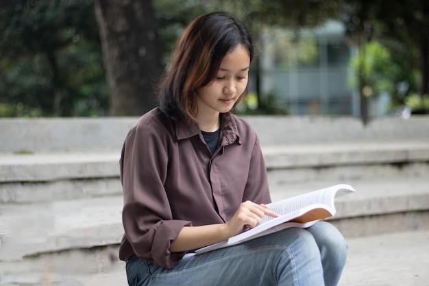 Joven mujer estudiando en el parque