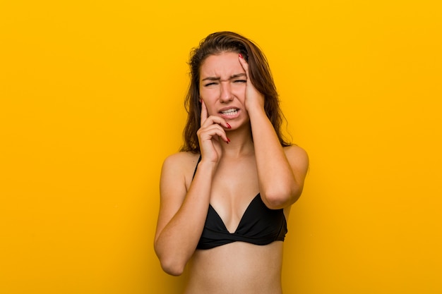 Joven mujer europea con bikini lloriqueando y llorando desconsoladamente.