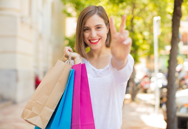 joven mujer exitosa de compras