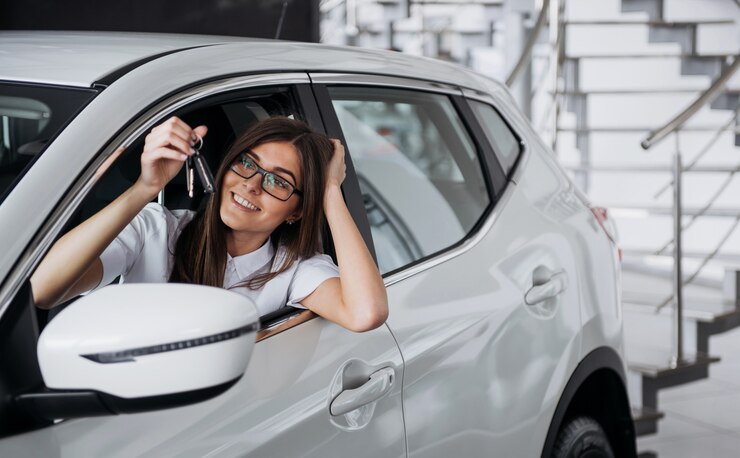 Foto joven mujer feliz cerca del coche con llaves en mano