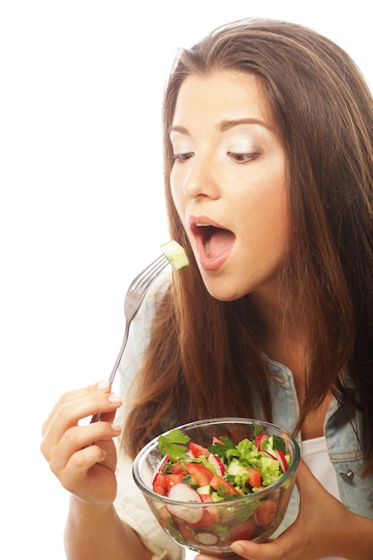 Foto joven mujer feliz comiendo ensalada