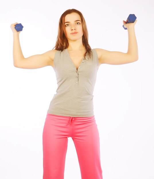 Joven mujer feliz haciendo fitness