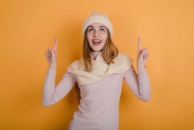 Joven mujer feliz haciendo un gesto con el dedo maquillaje, se siente emocionado con buena idea alcanzar inspiración motivación.