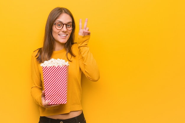 Joven mujer feliz haciendo un gesto de victoria