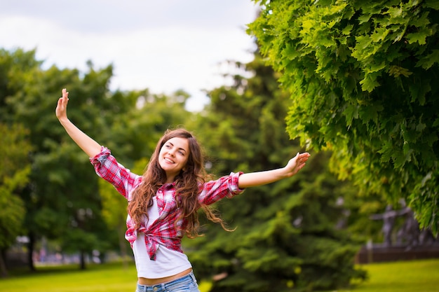 Joven mujer feliz en el parque